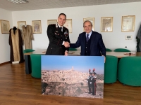 Carabinieri nei Sassi, il Comandante generale dell’Arma regala alla città un pannello fotografico